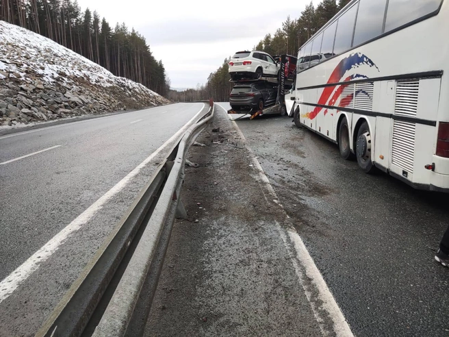 Дорога на трассе М-5 стала скользкой, и поэтому в одно утро случилось несколько серьезных ДТП | Источник: ГИБДД по Челябинской области