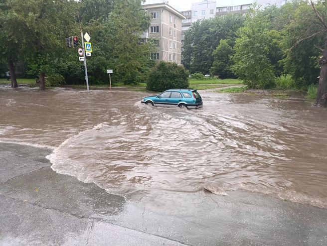 Шины автомобиля оказались почти полностью под водой | Источник: Сообщество Академгородка | Новосибирск / vk.com