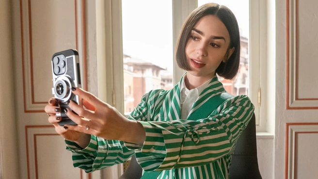 У героини Лили Коллинз в новом сезоне сериала аккуратный короткий маникюр | Источник: кадр из сериала «Эмили в Париже», реж. Эндрю Флеминг, Эрин Эрлих, Питер Лоэр и др., с 2020-го по настоящее время