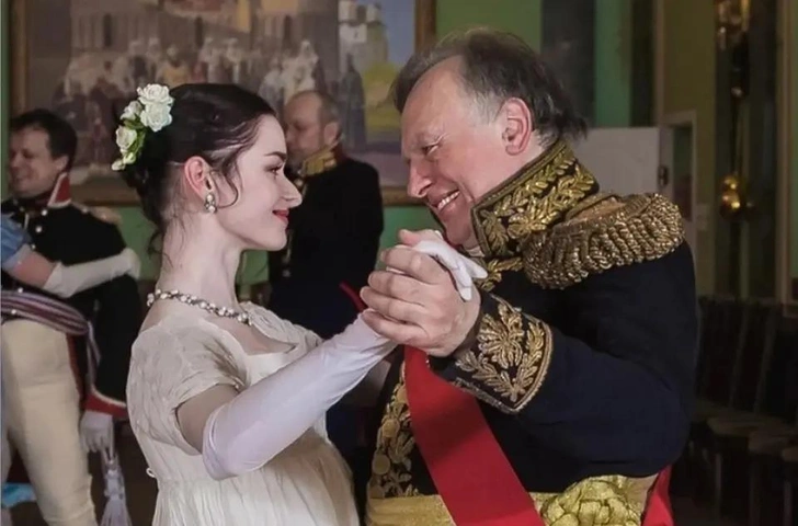 Анастасия с воодушевлением участвовала в балах