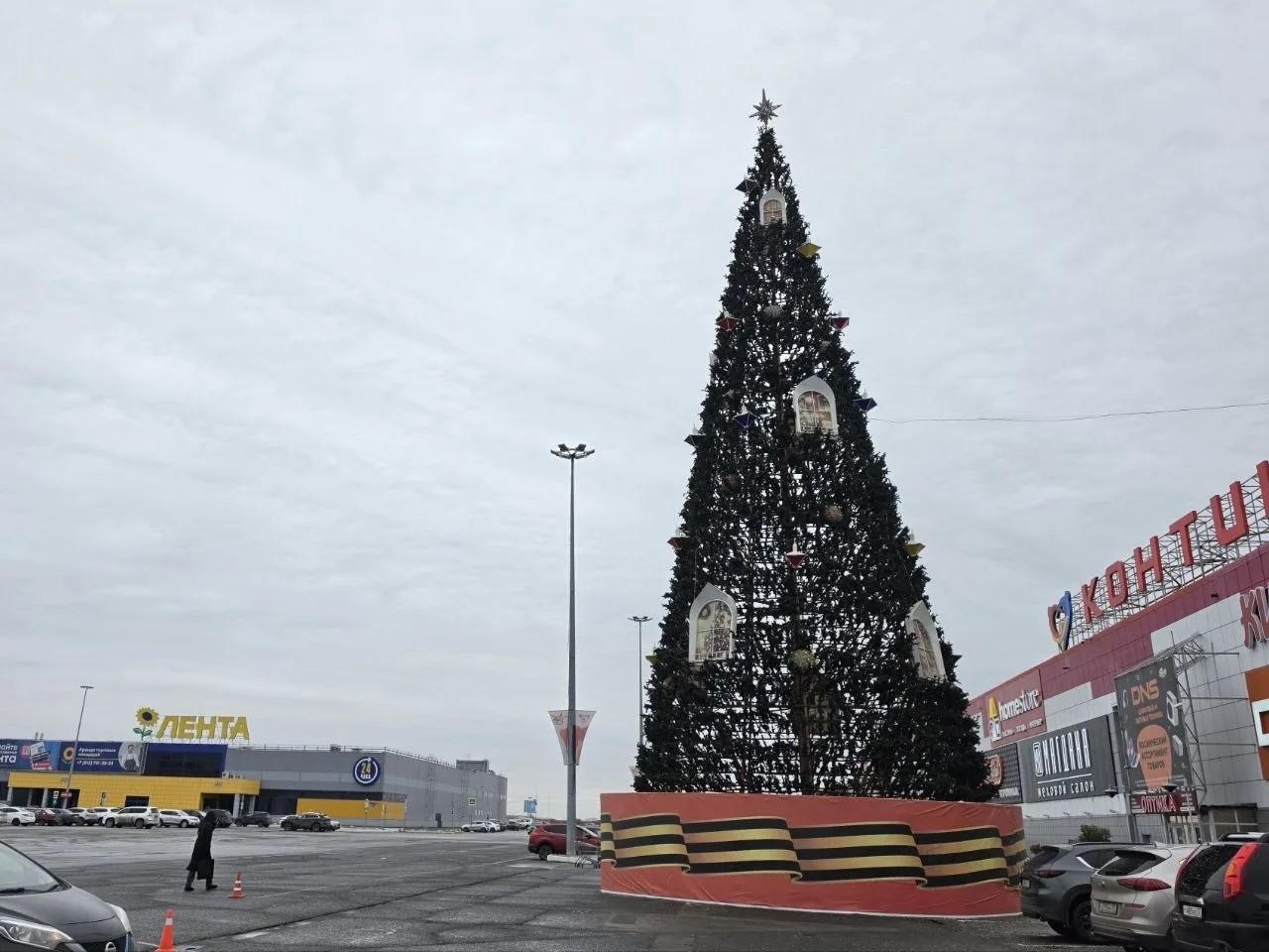 У «Континента» установили новогоднюю елку — фото