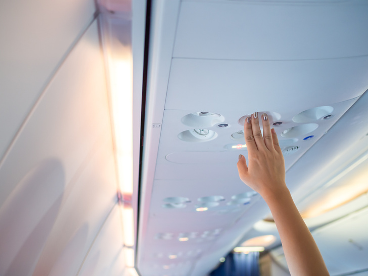 Рассадники заразы: стюардесса показала места в самолете, которые нужно дезинфицировать перед касанием