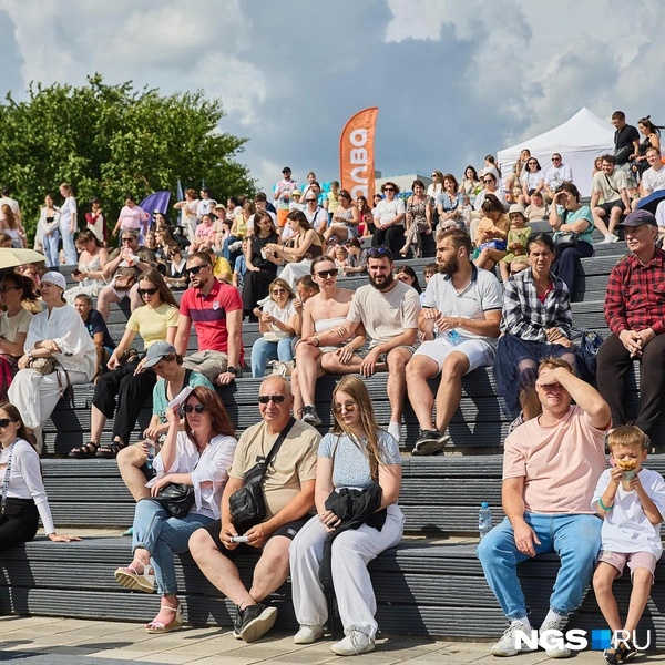 Отдыхающих в разных частях города было много  | Источник: Александр Ощепков / NGS.RU