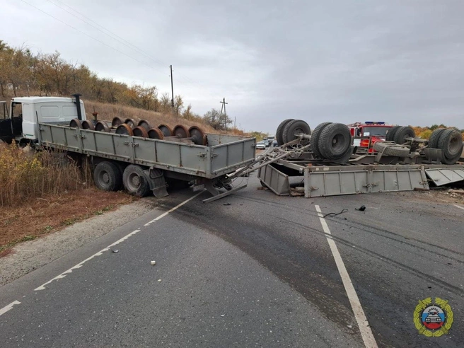 Грузовик от удара вылетел с дороги и перекрыл трассу | Источник: «Госавтоинспекция Волгоградской области» / T.me
