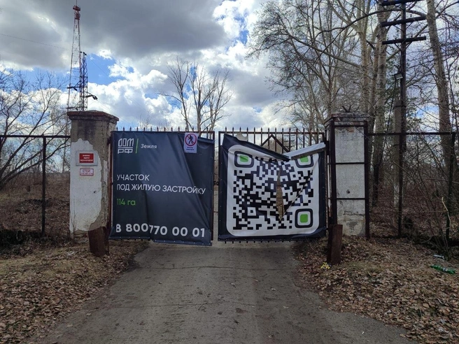 Земля выставлена на продажу под застройку, охрана никого не пускает на территорию | Источник: Мария Тищенко / NGS.RU