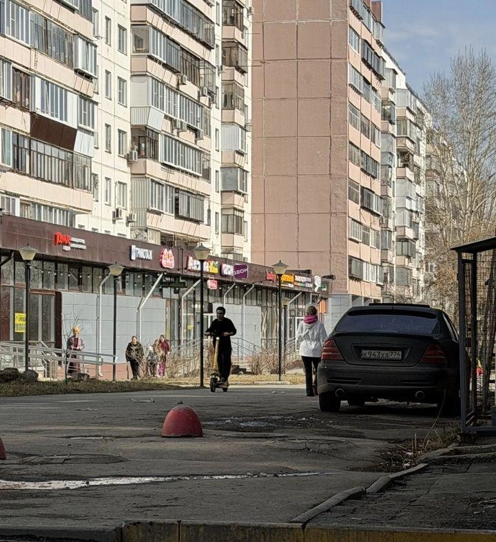 Тротуар у магазина «Магнит» на Ворошилова, 59. Для особо одаренных здесь установили бетонные полусферы, но порой их так сложно заметить | Источник: читатель 74.RU