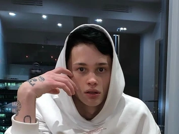 Брат Милохина раскрыл, из-за чего на самом деле Даня не хочет возвращаться в Россию