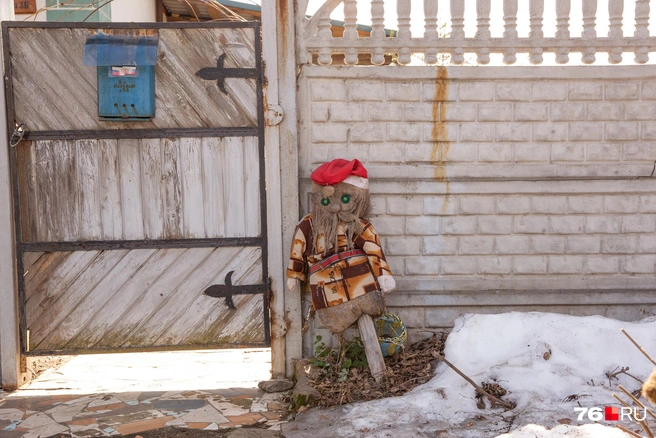 Огородное пугало тоже ждёт лета | Источник: Александра Савельева