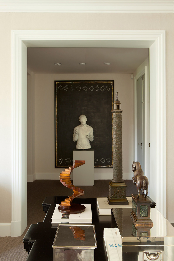 Коллекция антиквариата, собранная хозяином дома. На стене — работа художника Хуана Эрнандеса Пихуана. Перед ней — скульптура, автор Хулио Лопес Эрнандес.