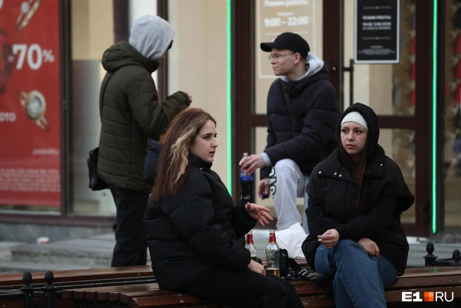 Молодежь занимает лавочки, чтобы отдохнуть и выпить | Источник: Владислав Лоншаков / E1.RU