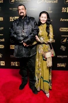 <p>Стивен Сигал и Батсухийн Эрдэнэтуяа на премии «Жара Music Awards-2019»</p>