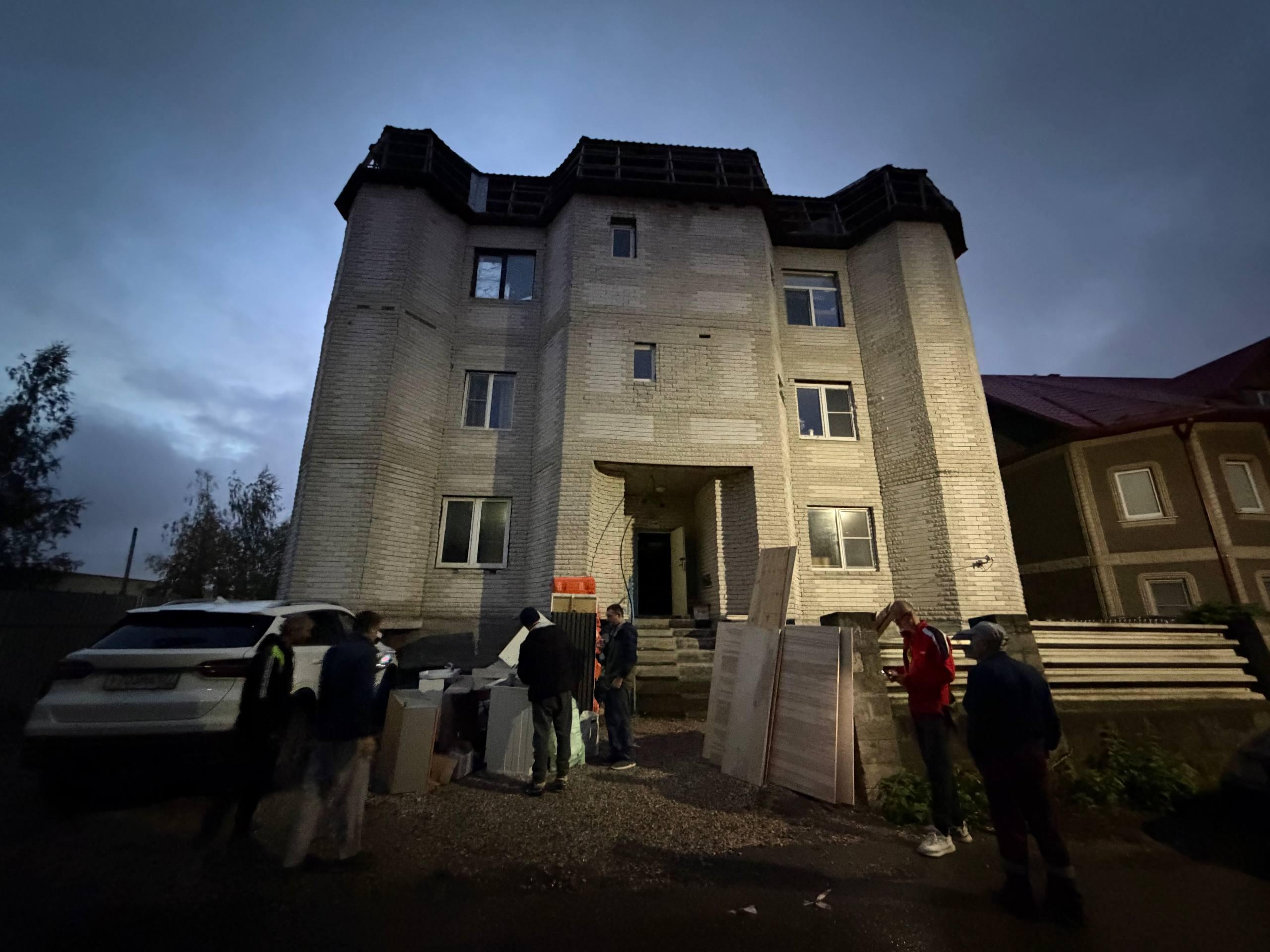 «Мы есть, живые, и нас целых 17 семей». В Новой Москве рушат дом с жильцами внутри — им аукнулась а…