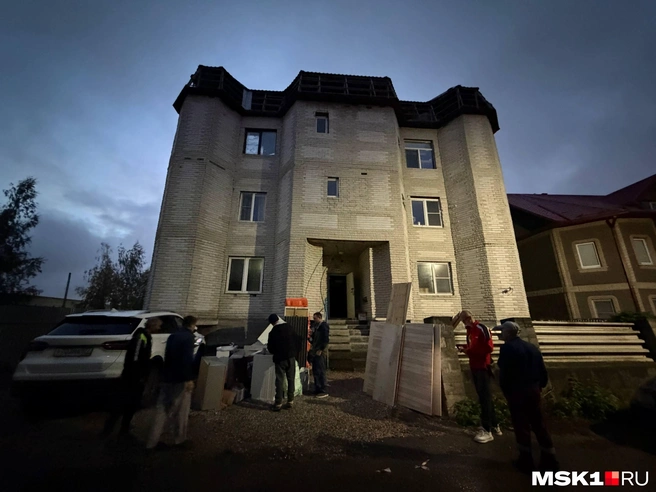 Пострадавший дом, где почти сняли крышу | Источник: Елена Халматова / MSK1.RU
