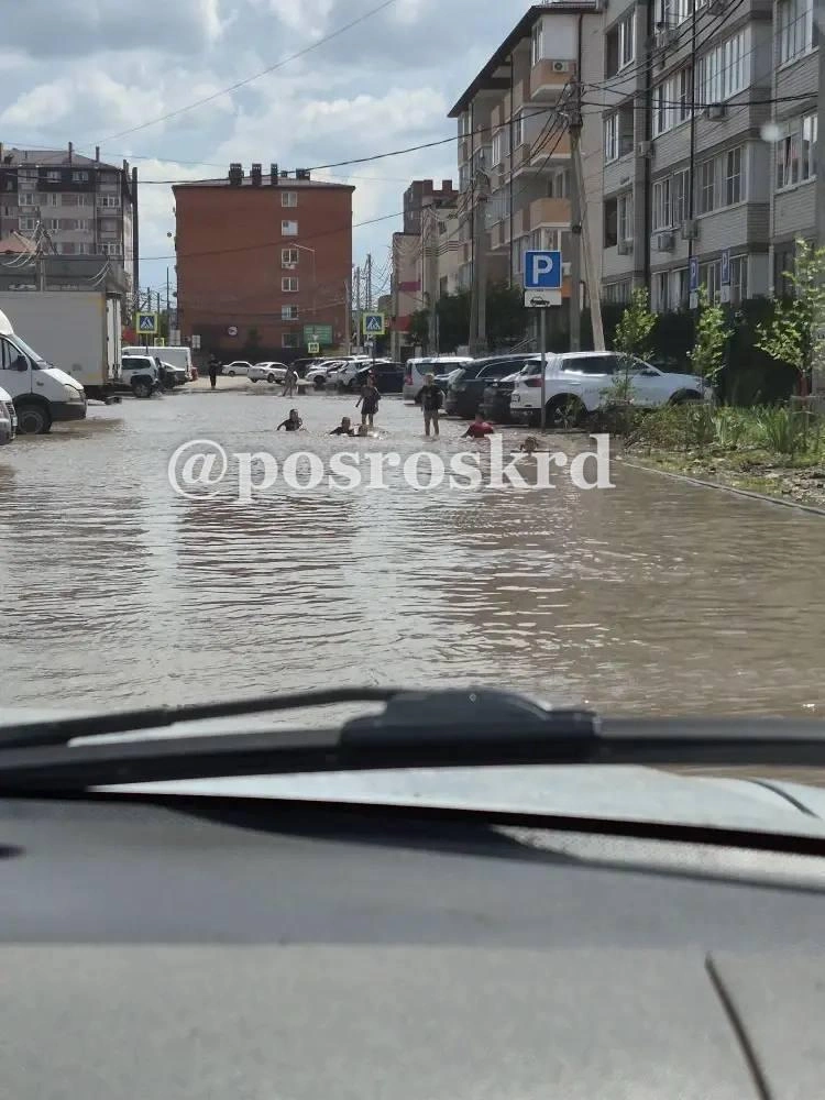 Водные процедуры в поселке Российском  | Источник: posroskrd / T.me