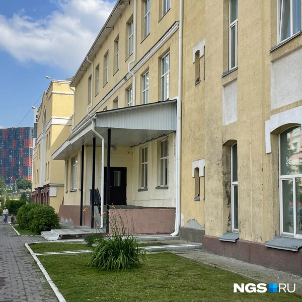 В 2005 году ввнутри здания завершился капитальный ремонт, внешние стены школы отреставрировали. Сегодня, глядя на лицей № 12 сложно представить то, что это одно из старейших зданий в городе | Источник: Алёна Золотухина / NGS.RU