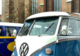 Машина для любви, а не для войны: история легендарного «хиппи-буса» от VW