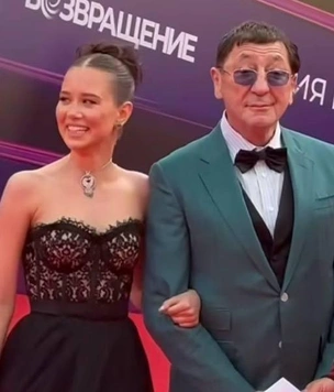 «Я поднимаю руки, хочу тебе сдаться»: Григорий Лепс показал 18-летнюю невесту (фото)