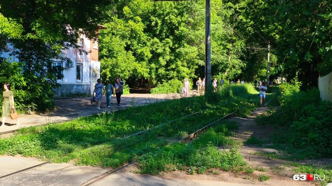 Горожане идут на работу пешком | Источник: Илья Овсянников / 63.RU
