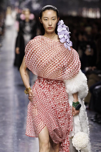 Дебют Джонатана Андерсона для Dior: цветы, скульптуры и новая женственность Дебют Джонатана Андерсона для Dior: цветы, скульптуры и новая женственность