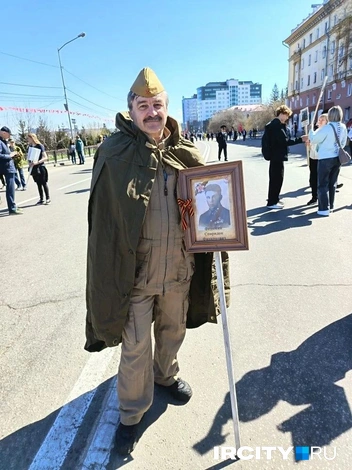 Максим Иванович решил надеть плащ-палатку, так как это верная боевая подруга любого бойца в годы Великой Отечественной войны | Источник: Ксения Власова / «ИрСити»