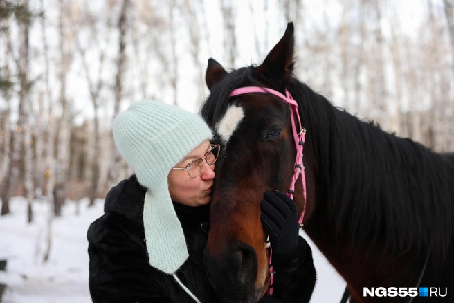 Оксана обожает запах лошадей | Источник: Евгений Софийчук / NGS55.RU