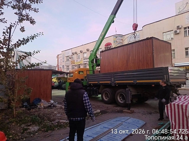 Около рынка было много павильонов, где продавали всякую всячину | Источник: Илья Сухих / t.me