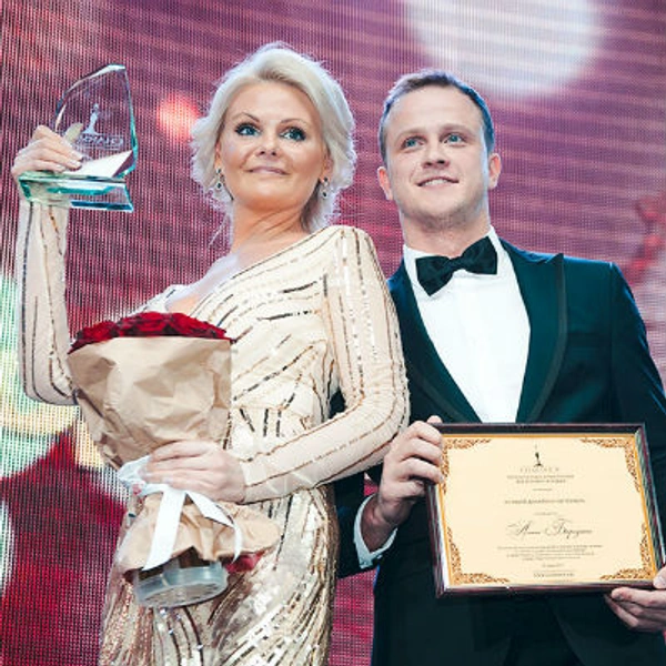«Лучший дизайнер интерьера» награду Алена Бородина и вручающий награду актер Евгений Кулик | Источник: Пресс-служба