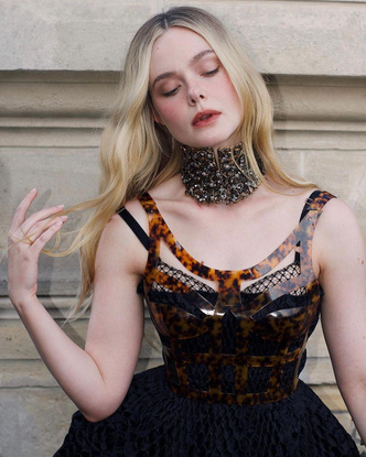 Макияж без туши: Эль Фаннинг показала необычный образ на Неделе моды в Париже