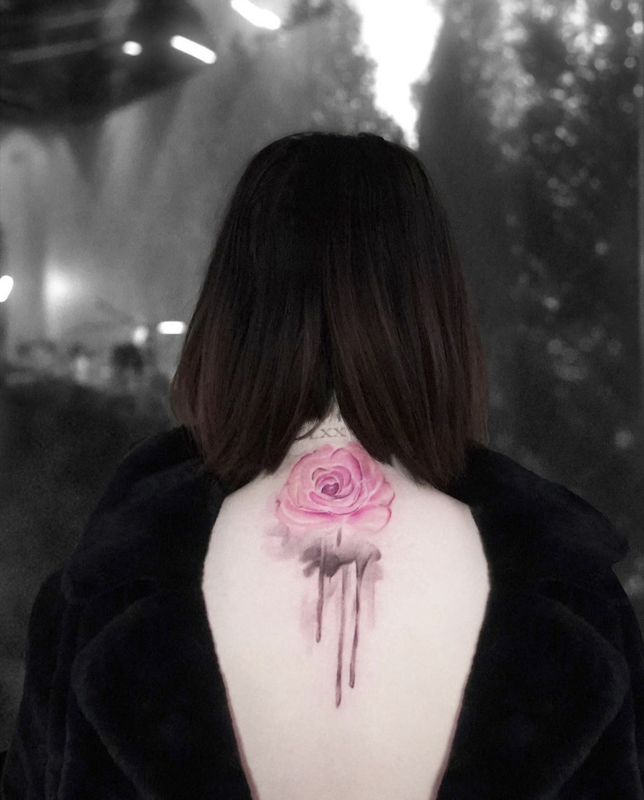 Фото №1 - Селена Гомес объяснила смысл своей «очень личной» огромной татуировки, как у подруги-супермодели
