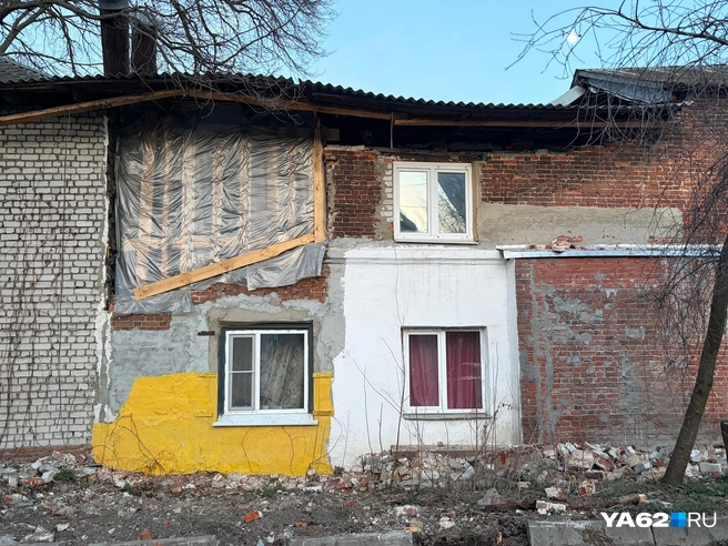 Часть стены дома заменили полиэтиленовой пленкой и никто не может сказать, когда здание будут восстанавливать | Источник: Дарья Ходосевич / YA62.RU