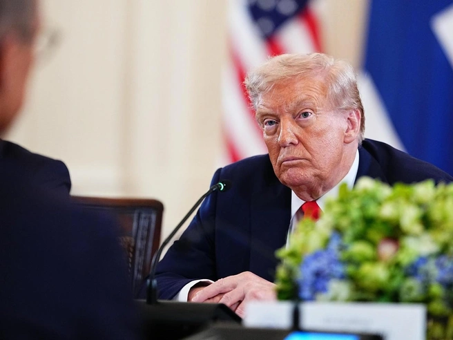 Трамп надеется, что сможет поспособствовать мирной сделке | Источник: AARON SCHWARTZ / POOL