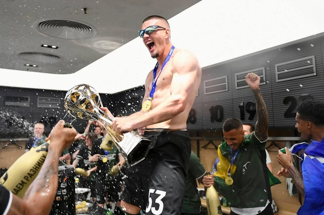 Довольный Черников с чемпионским кубком  | Источник: fckrasnodar / T.me