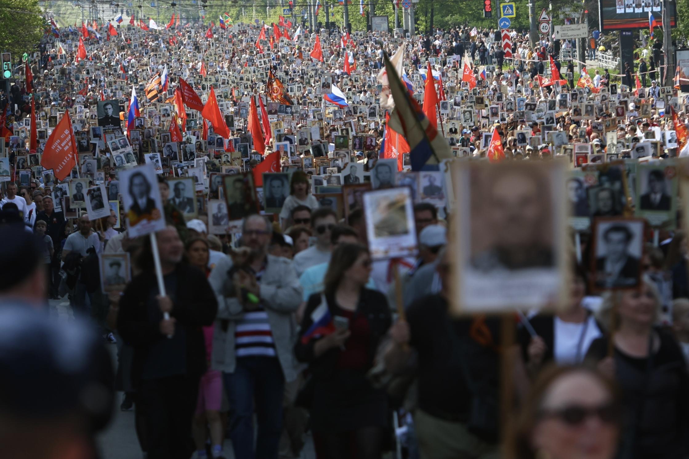 Под крики «Ура!» и песню «Священная война»: смотрим, как по Челябинску прошел «Бессмертный полк»