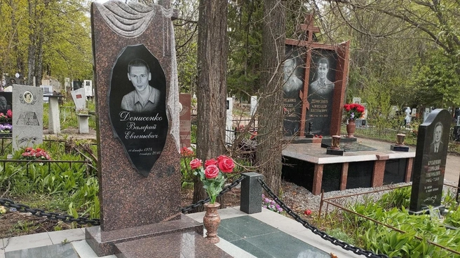 Денисенко-младший, а за его могилой — памятник Александру и еще одному брату | Источник: Антон Селиверстов / UFA1.RU