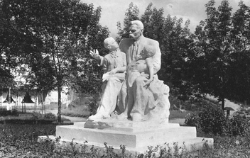 Сейчас в парке только памятник Свердлову | Источник: Р. Щёлоков / pastvu.com