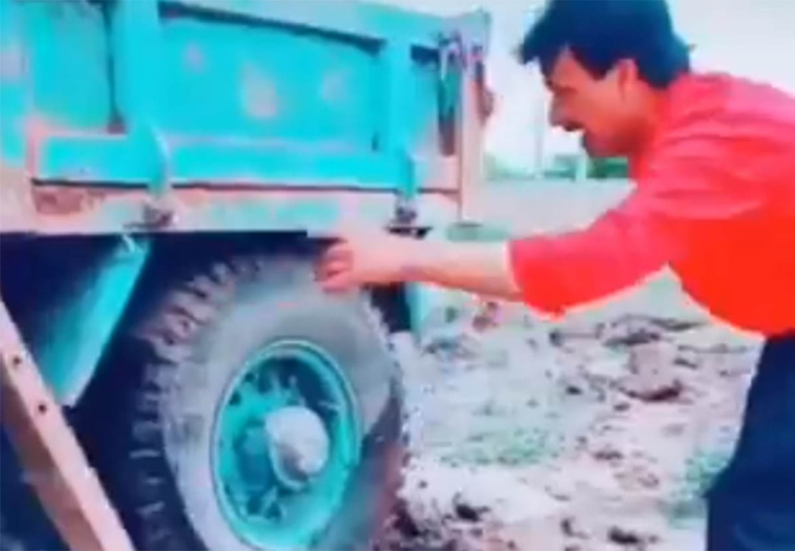 Мужик вытащил застрявший в яме грузовик с помощью инженерной смекалки (видео)