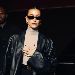 Трусы + колготки — самый сексуальный тренд весна-лето 2024, который Хейли Бибер продемонстрировала на Неделе моды в Париже