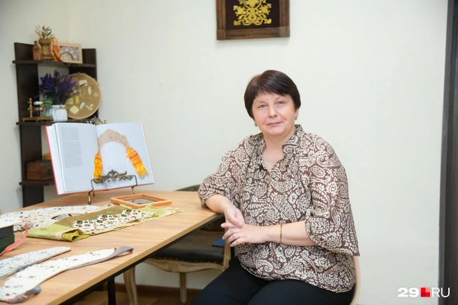 Жанна Баранова&nbsp;— народный мастер Архангельской области, художница и коллекционер поморских венцов | Источник: Иван Митюшев / 29.RU