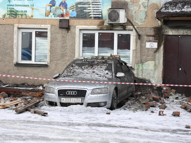 Автомобили окружены грязью, кирпичами и строительным мусором. | Источник: Мария Тищенко / NGS.RU