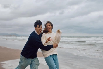 Почему тело сжимается даже рядом с любимым человеком: как проработать травму насилия в отношениях