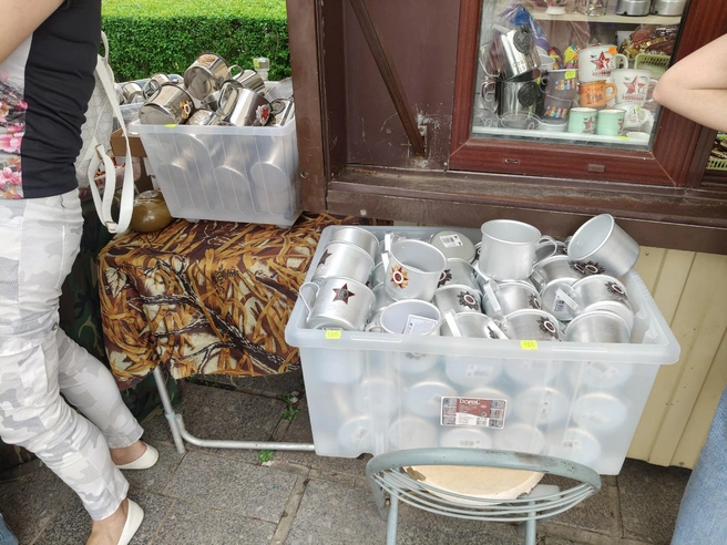 В продаже было много алюминиевых кружек. | Источник: Мария Умнова / V1.RU