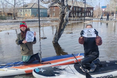 Сапбордисты в Братске используют паводок для заплывов