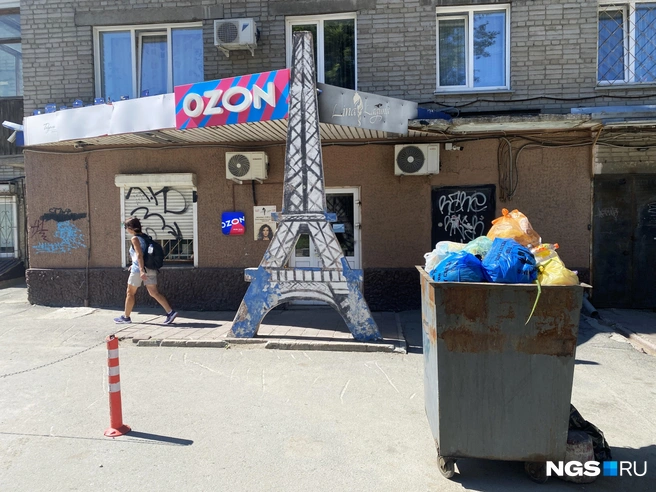 Атмосфера рядом с этой «башней» вполне парижская, а когда-то под этим козырьком работал салон красоты «Де Пари». Сегодня из французского тут только химчистка Le lus de la France | Источник: Стас Соколов\NGS.RU