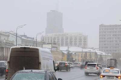 Водители: «Стоим уже час!» Многокилометровые пробки в Москве