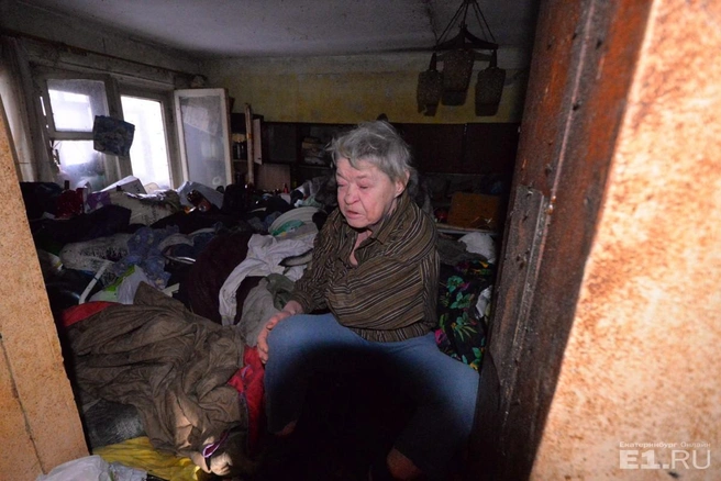 Бабушка сказала, что хочет прибраться в квартире, но в одиночку ей не сделать, а родственников у неё нет
