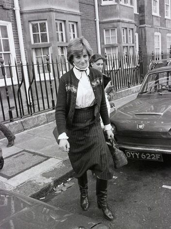 19-летняя леди Диана Спенсер по пути к своему дому, 12 ноября 1980