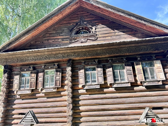 Сейчас с такими окнами и резьбой точно не строят | Источник: Юлия Король / 45.RU