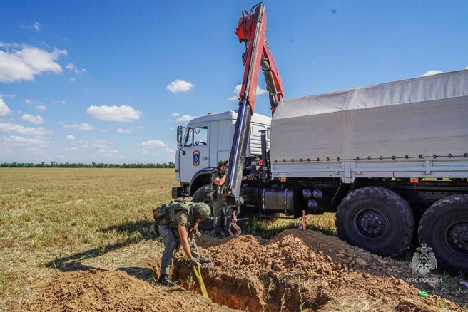 Боеприпасы извлекали при помощи крана на раме КАМАЗа | Источник: МЧС России / T.me