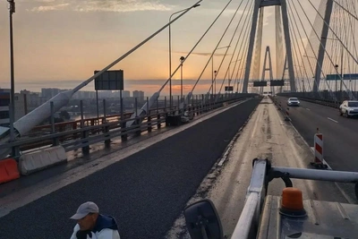 Водители застряли в пробке на КАД из-за ремонта
