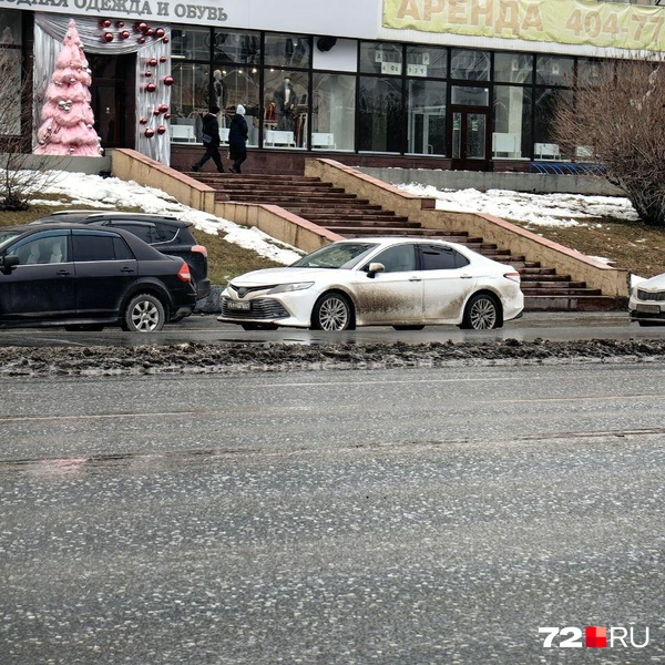 Белый снег можно увидеть только на газонах, но и там его почти нет | Источник: Павел Красоткин / 72.RU